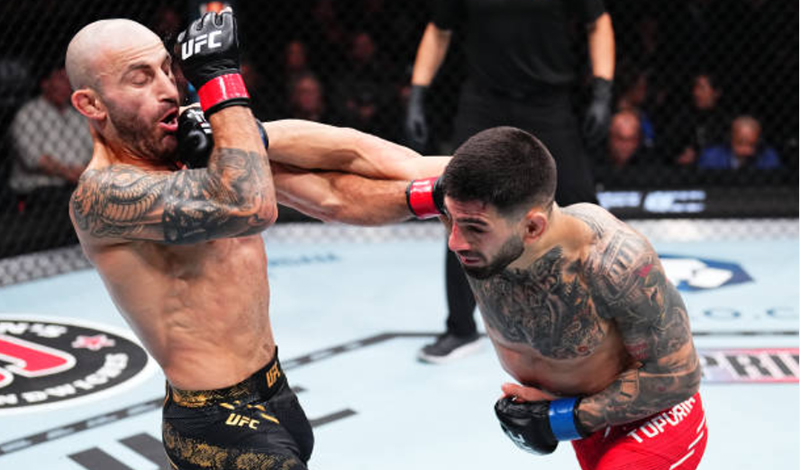 ο Ilia Topuria με δεξι χουκ στέλνει νοκ άουτ τον Alexander Volkanovski στο UFC 298