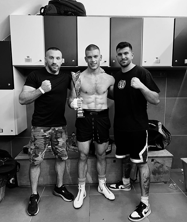 Ο Κώστας Μπαθρέλλος με όλη την ομάδα του BlackTiger Boxing Club του Νίκου Στυλιάρα