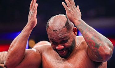 Η περούκα του Τζάρελ Μίλερ… έφυγε στον αγώνα με τον Κίνγκσλεϊ Ίμπε (βίντεο)